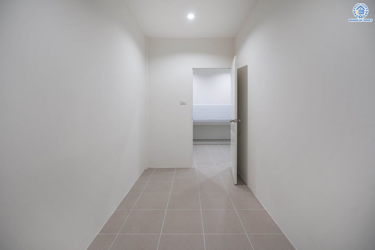 บ้านมือสองตกแต่งใหม่ ตกแต่งสไตล์ Nordic โครงการ กฤษดานคร18 บรมราชชนนี-พุทธมณฑลสาย3  เนื้อที่ 60 ตร.ว. บนพื้นที่ใช้สอยมากถึง 322 ตร.ม. อีกระดับของฟังก์ชัน 3 ห้องนอน 3 ห้องน้ำ 1 ห้องอเนกประสงค์ จอดรถได้ 3 คัน บรรยากาศสุด Private บนทำเลศักยภาพเชื่อมต่อหลายเส้นทาง ใกล้เซ็นทรัลปิ่นเกล้า ม.มหิดล และทางด่วน "ศรีรัช"